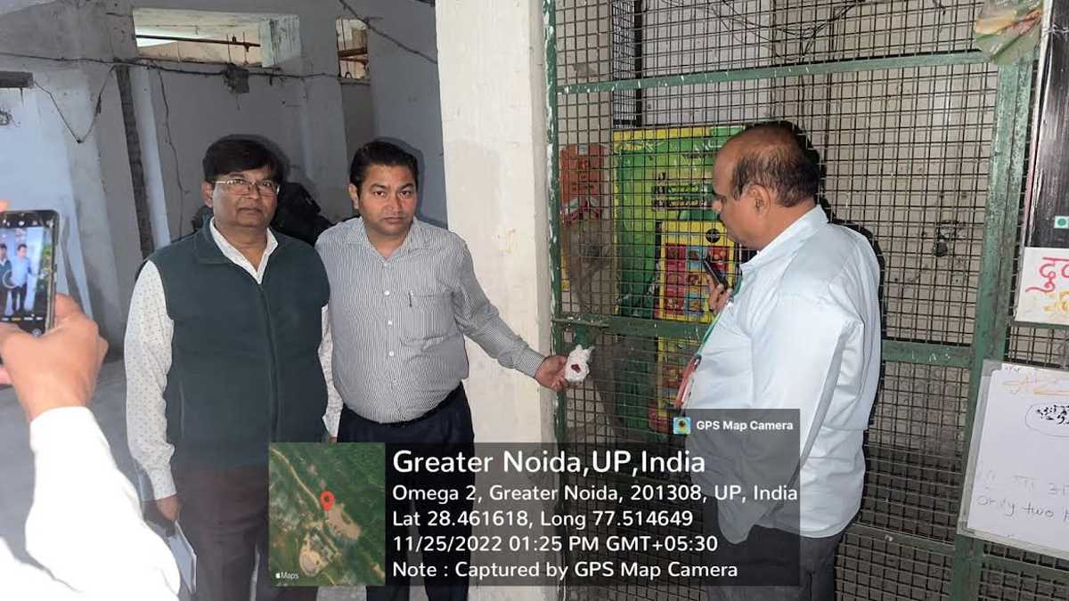 ओमैक्स एनआरआई सिटी में अवैध बनीं दो दुकानों को ग्रेनो प्राधिकरण ने किया सील